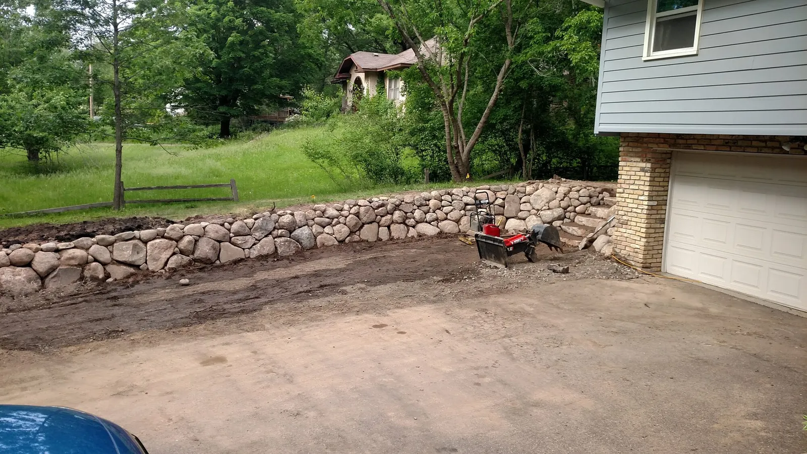 Fieldstone retaining wall